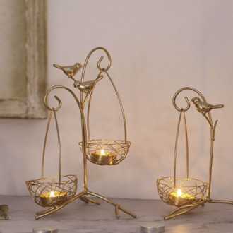 Zlatý dekorativní svícen - jeden závěsný koš