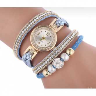 Zlaté hodinky s modrým náramkem, ovinutým řemínkem