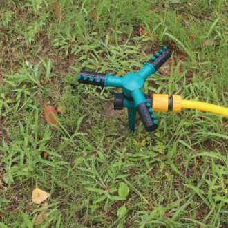 Zahradní postřikovač zatlučená hadice na rotační trávu